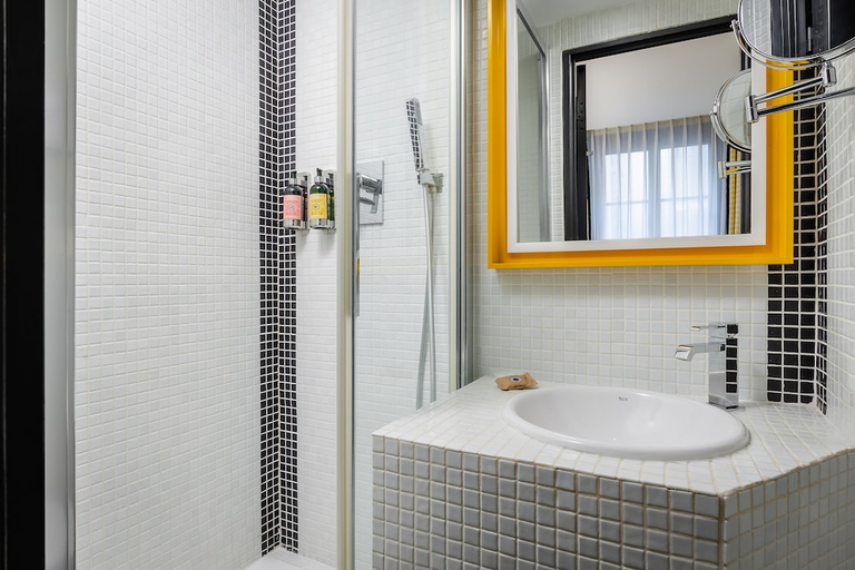 Bathroom 2, Hôtel Monceau Elysées, Paris