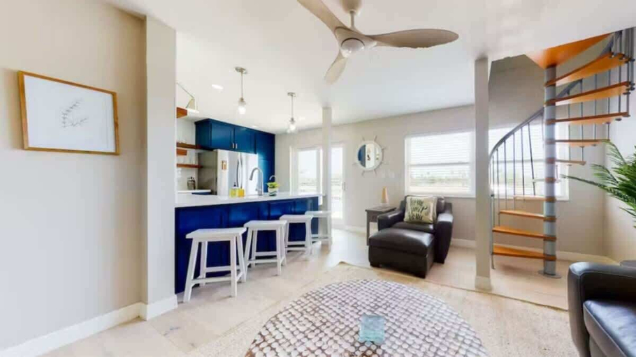 Room 5, Cozy Waterfront With Deck, Cameron