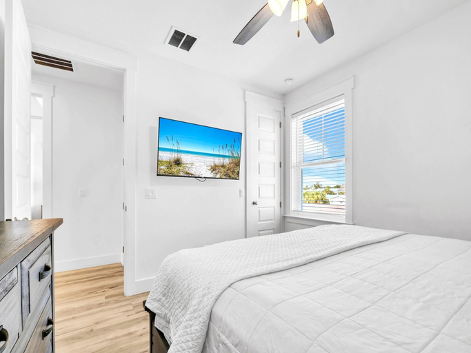 Room 4, Salty Blue, Bay
