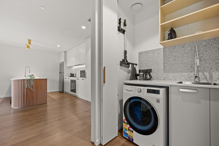 Bathroom 5, High-end 1-bed Pad in Braddon With Outdoor Dining, Canberra