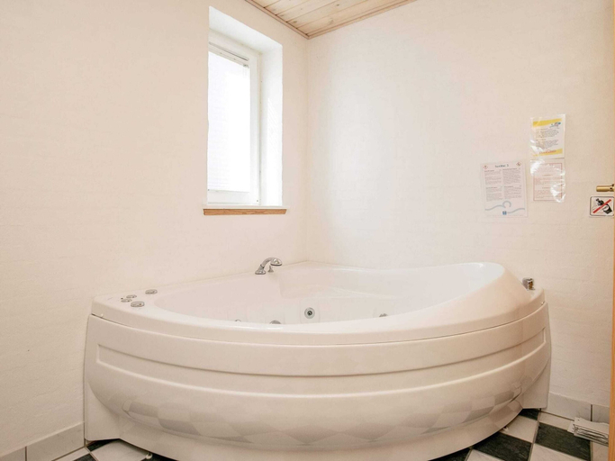 Bathroom 3, 4 Star Holiday Home in Thyholm, Struer