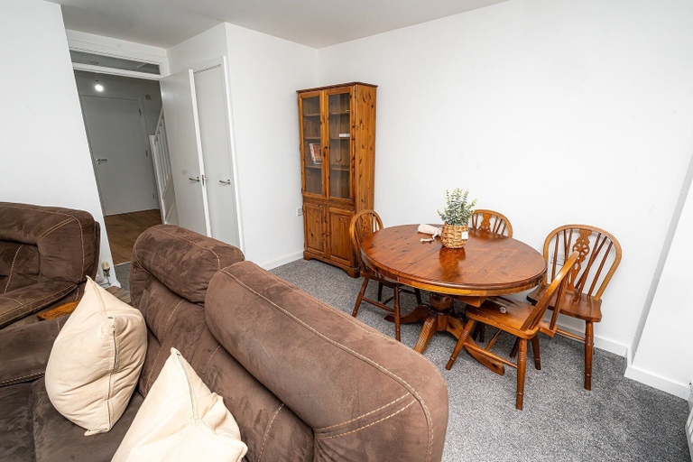 Living room 4, Modern 2-bed Home With Driveway Basingstoke, Hampshire