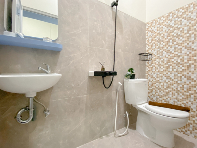 Bathroom 5, Cozy Living Studio (No Kitchen) at Celebrity Mansion By Travelio, Bekasi