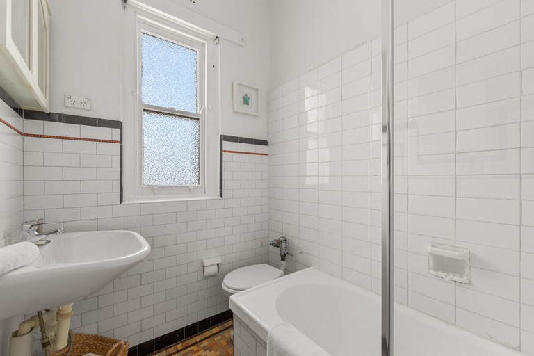 Bathroom, Charming 1-bed Apartment in Neutral Bay, Sydney