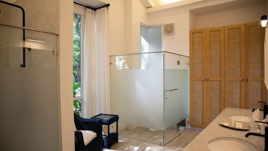 Bathroom 5, Matabungkay Beach Hotel, Lian