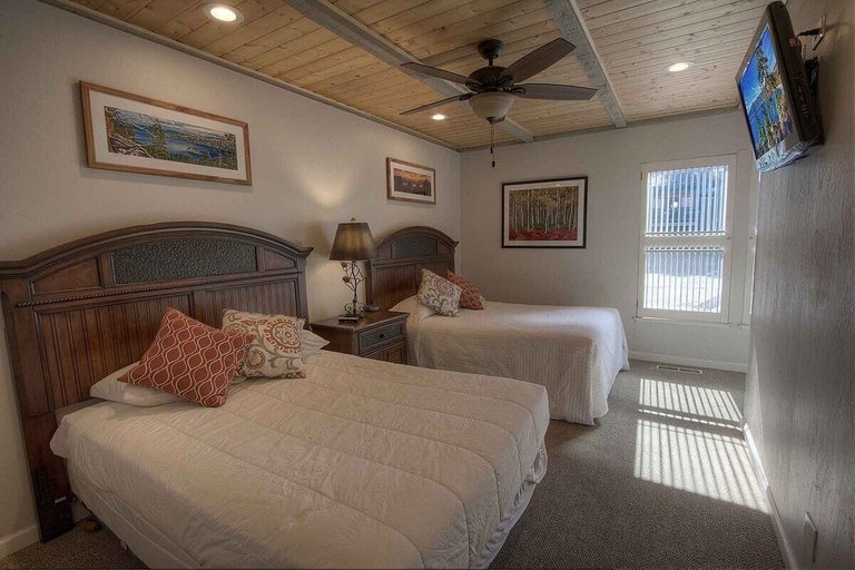 Room 2, Sky Lake Splendor 5 Bedroom Condo by RedAwning, El Dorado