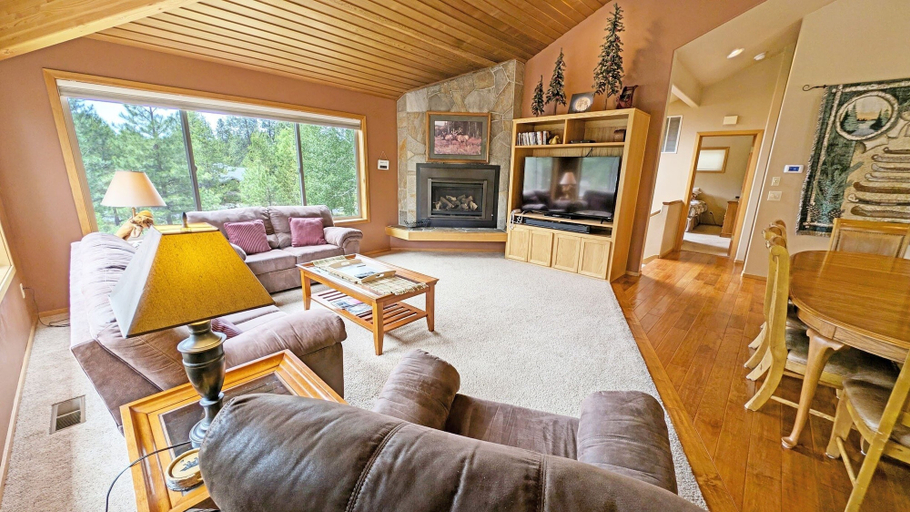 Living area 4, Foursome 2 4 Bedroom Home, Deschutes