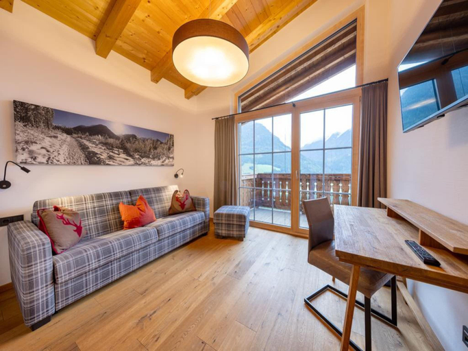 4, Neukirchen Chalet with Sauna, Balcony, Zell am See