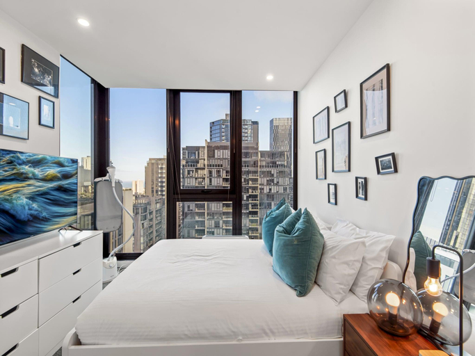 4, Chic 2-Bed Apartment with Balcony in Southbank, Melbourne