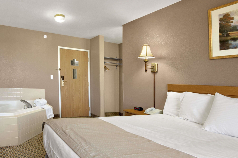 Bedroom 3, Jacksonville Inn & Suites, Morgan
