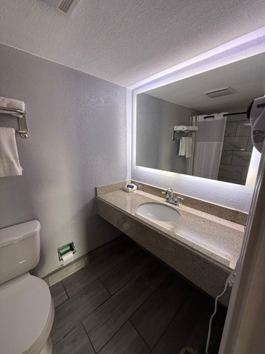 Bathroom 3, Executive Inn and Kitchenette Suites, Maverick