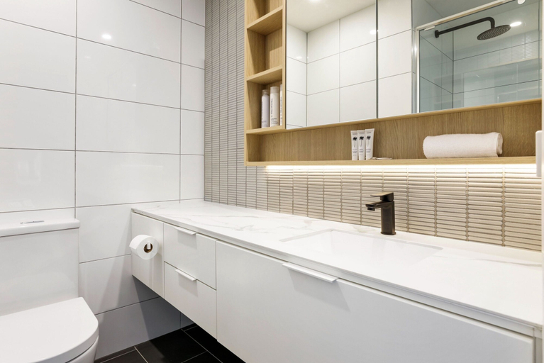 Bathroom 3, Modern 2-bed Ivanhoe Unit With Parking, Melbourne