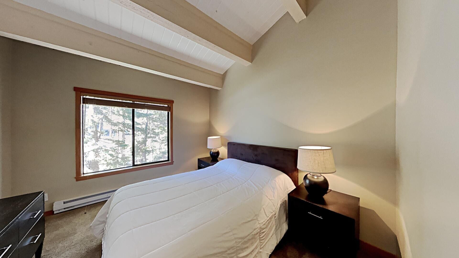 Room 3, Beautiful Mountainside 4 BR Plus Loft/4 Bath Home in Mammoth! by RedAwning, Mono