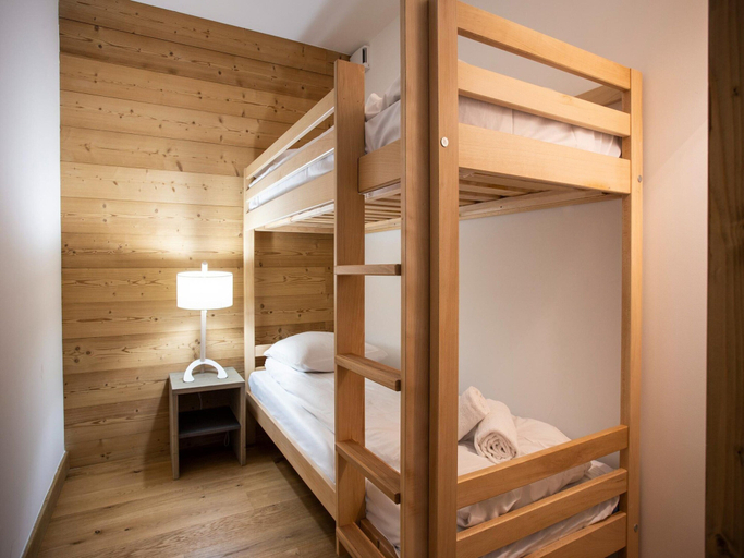 Room 2, Chalet in Paradiski with Ski-In/Ski-Out Access, Savoie