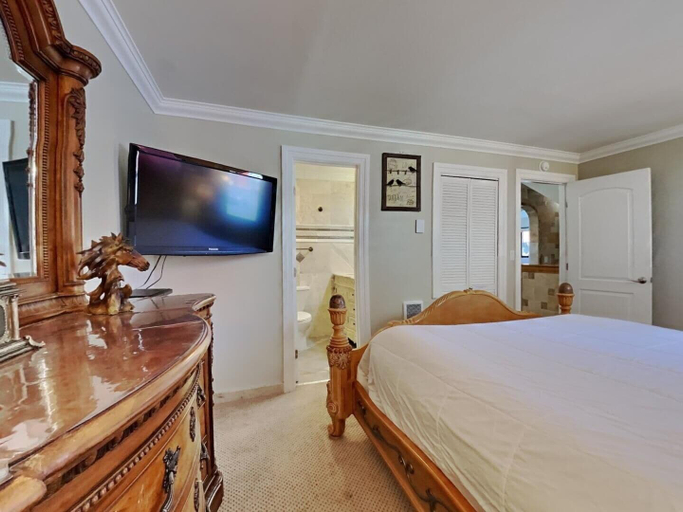 Room 4, Deluxe Condo with Fireplace (Unit 623 at 1849), Mono