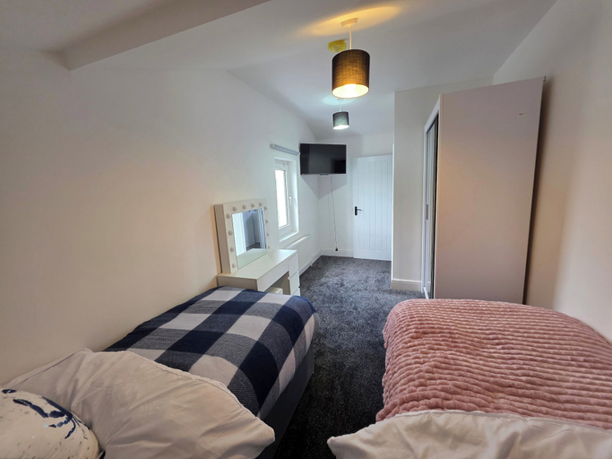 Room 4, 5 Beds, 7 Guests, Private Garden, Free Parking, Nottingham