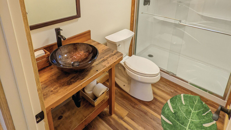 Bathroom 4, Jackass Hostel, Madera