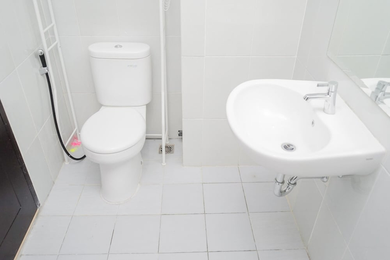 Bathroom 3, Homey and Cozy Studio Casa De Parco Apartement, Tangerang