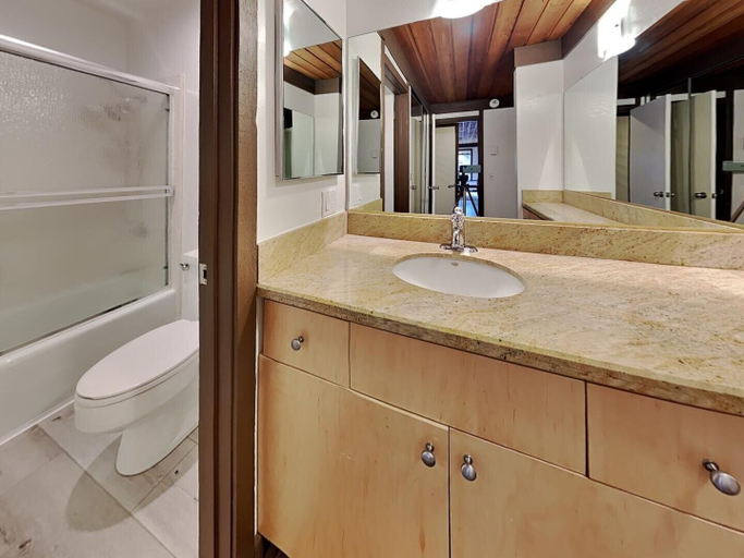 Bathroom 5, Slopeside Condo with Fireplace, Mono