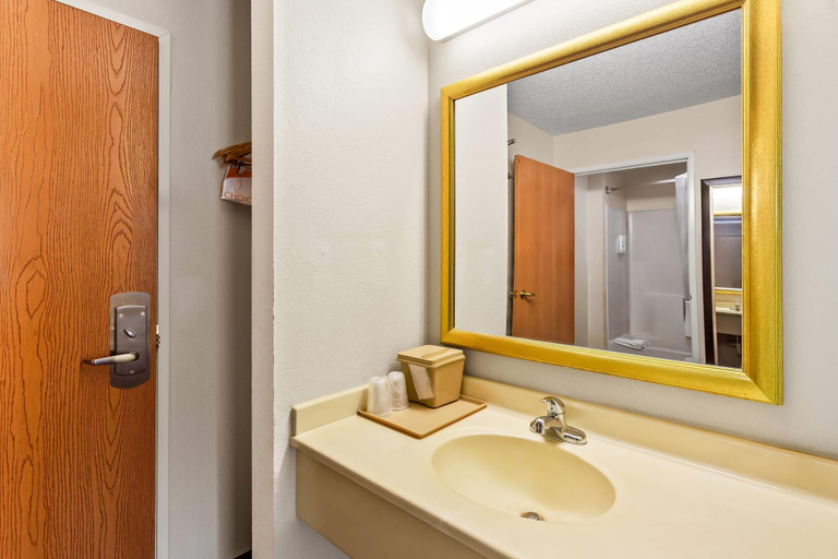 Bathroom 5, Quality Inn Sawyer, Berrien