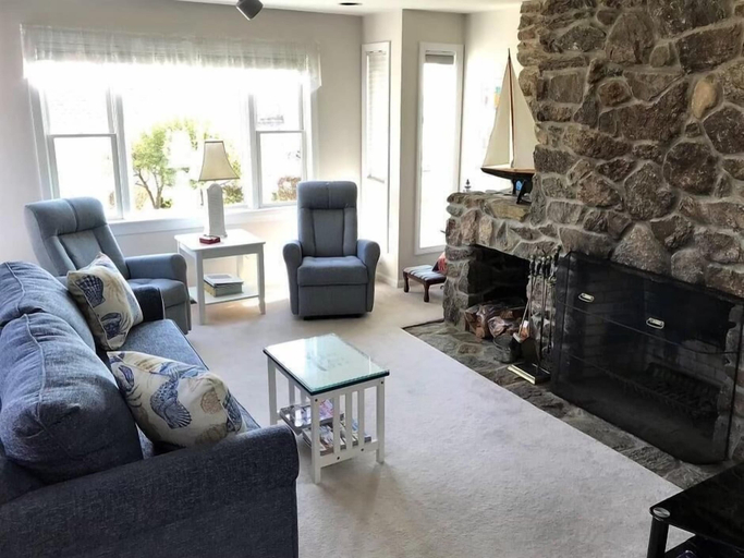 Room 2, Perkins Cove Gem - Q934, York