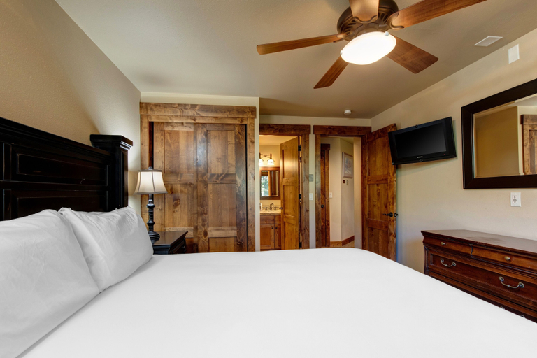 Room 4, Snow Flower 109 2 Bedroom Condo by RedAwning, Summit