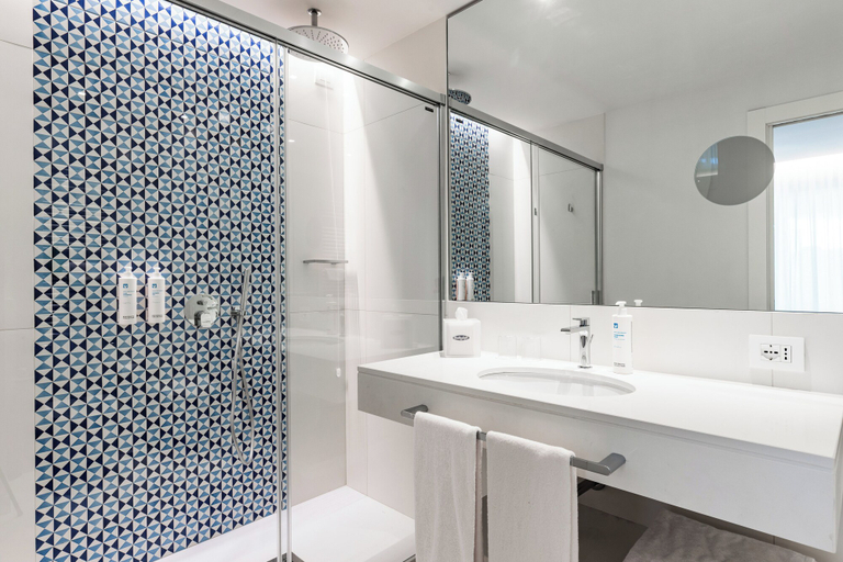 Bathroom 5, Hotel Tirrenia, Napoli