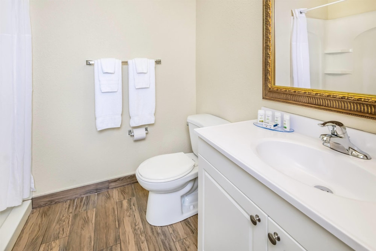 Bathroom 4, Travelodge Gananoque, Leeds and Grenville
