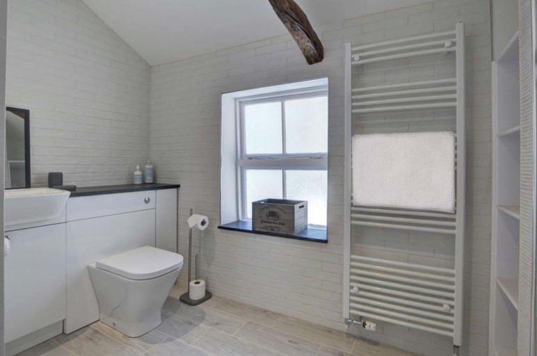 Bathroom, Seaview 1 Bed Apartment Sleeps 4 - Balcony - Tv, Devon