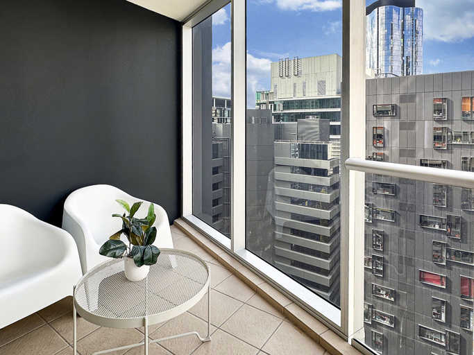 Property grounds, High-rise 2-bed Apartment With Gym, BBQ & Pool, Brisbane