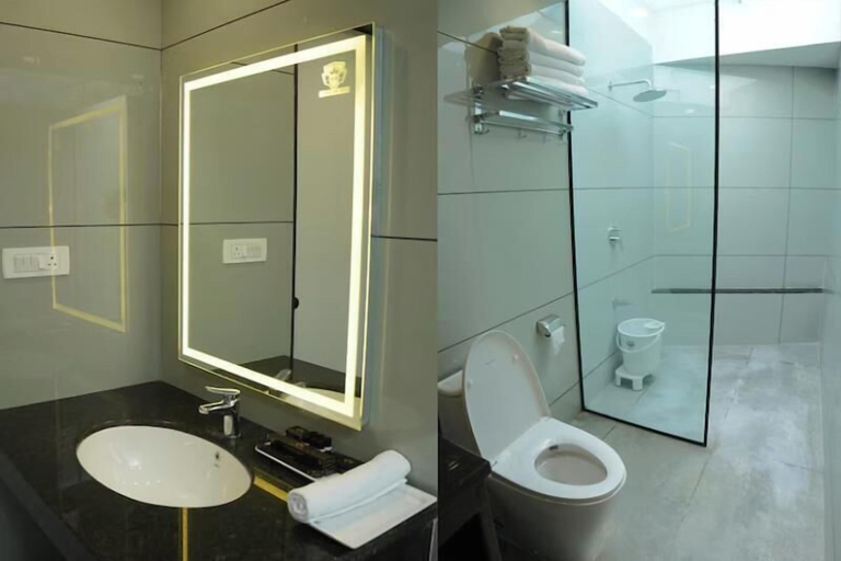 Bathroom 4, Hotel the Hind, Sirohi