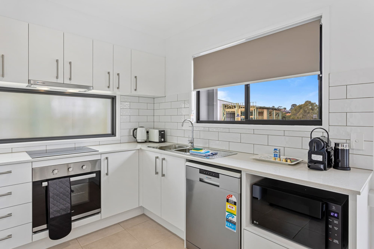 Private kitchen, Riverside 3-bed Home With Study Nook and BBQ, Dakabin-Kallangur-M. Downs