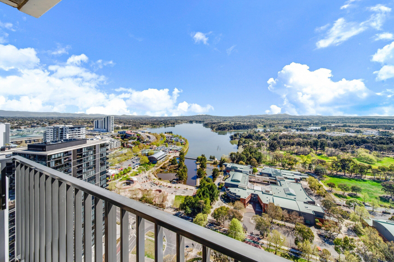 Balcony 4, Chic 1-bed With Stunning Lake View & Indoor Pool, Canberra