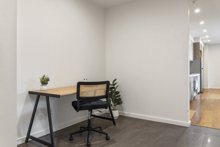 Room 2, Oceanfront 2-bed With Balcony & Study Nook, Geelong