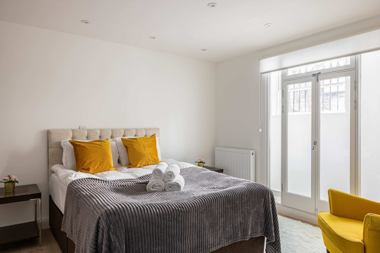 Others 3, The Kensington Retreat, London