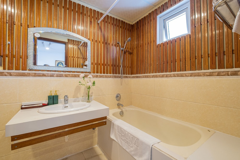 Bathroom 2, Adina Hotel, Da Nang
