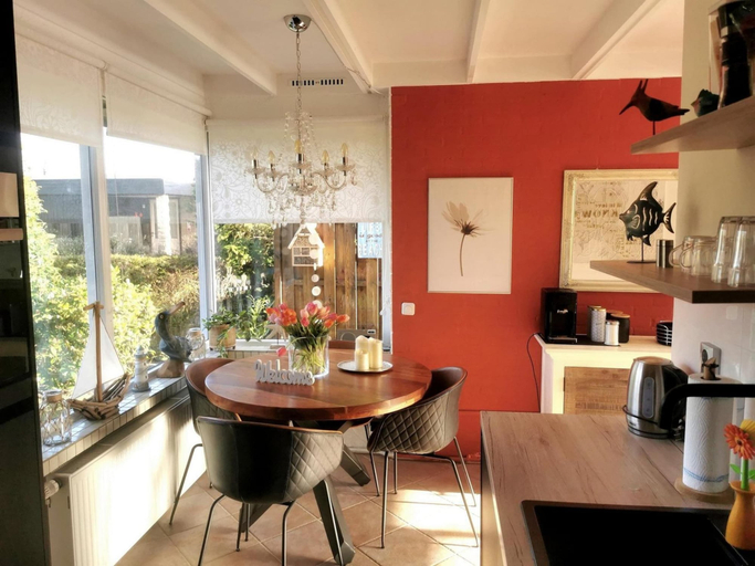 Dining 3, Inviting Bungalow With Private Garden, Zijpe