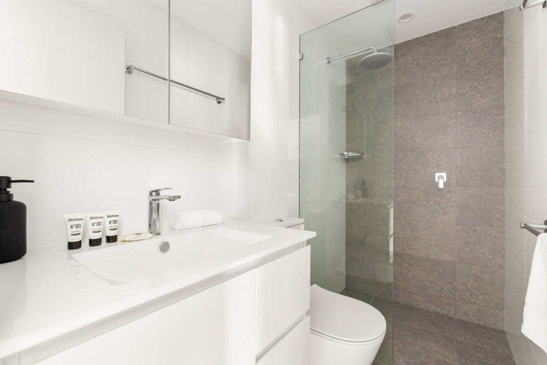 Bathroom, Modern 1-bed Pad Minutes Away From Beach, Sydney