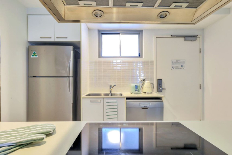 Private kitchen 3, Stylish 1-bed Darwin City Stay With Balcony Views, Darwin