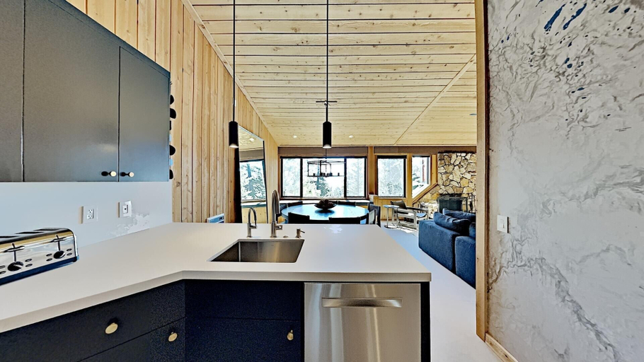 Private kitchen 3, Beautifully remodeled 3 Bedroom Condo, Mono