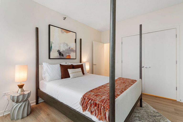Room 5, Brand-new 3BR City Views Prime West Loop Spot, Cook