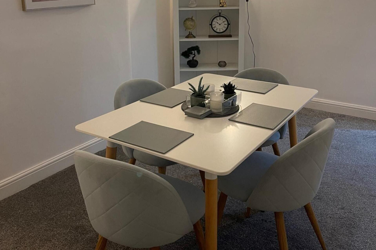 Dining 2, Privategarden- Freeparking- wd- 2br- Wifi, Glasgow