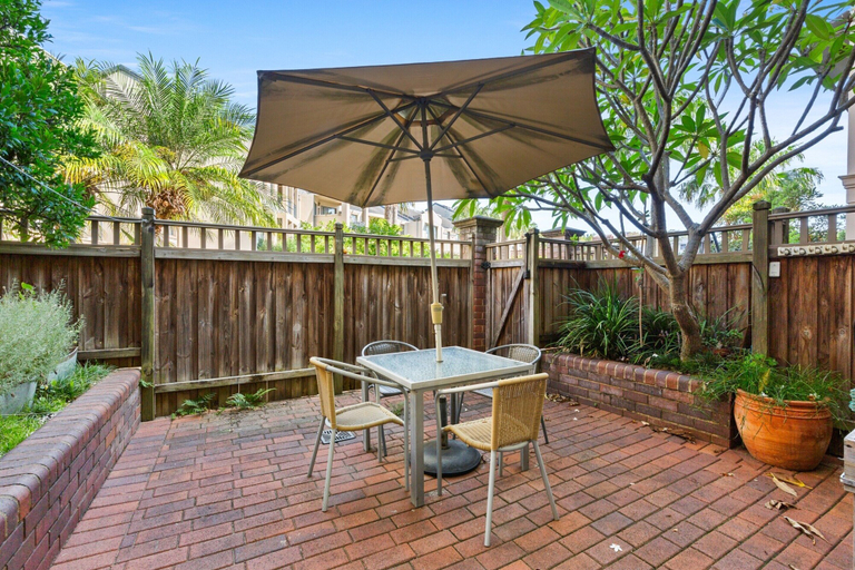 Outdoor dining, Elegant Stay in Balmain With Pool Access, Sydney
