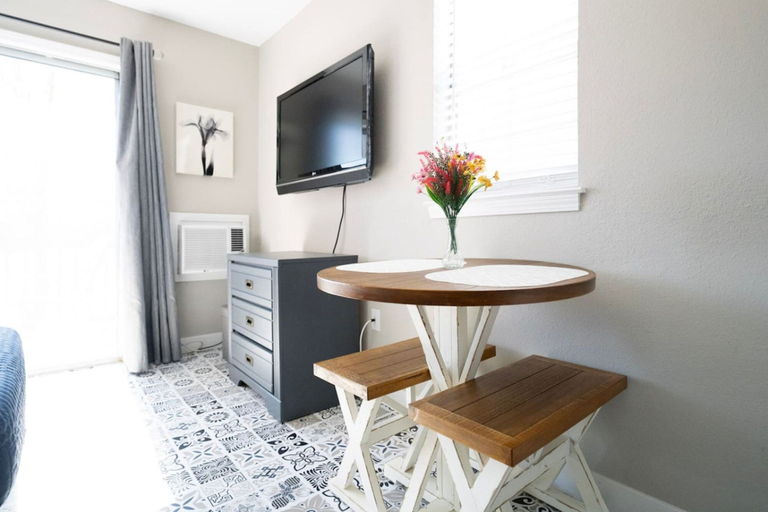 Room 2, Corner Top Floor Fall Creek Convenient to 76, Taney