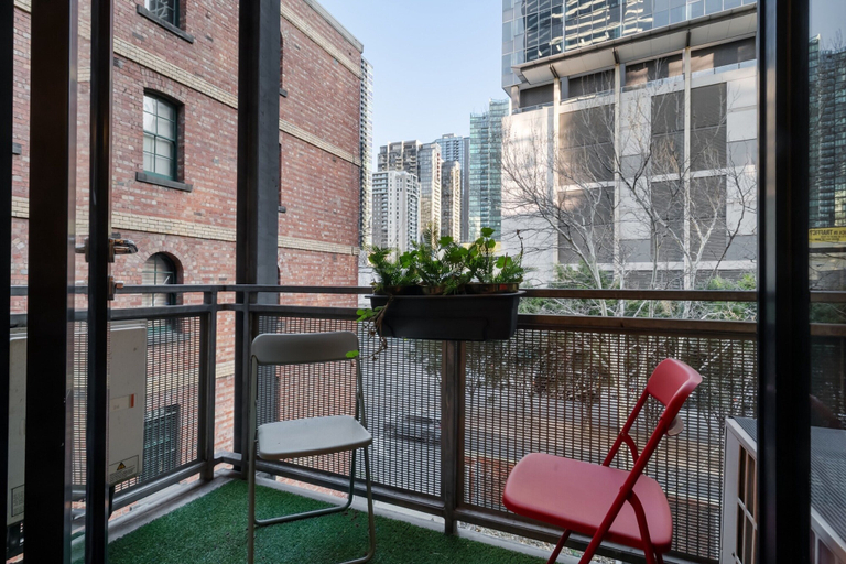 Property grounds, Riverside 2-bed Apartment With Balcony & Parking, Melbourne