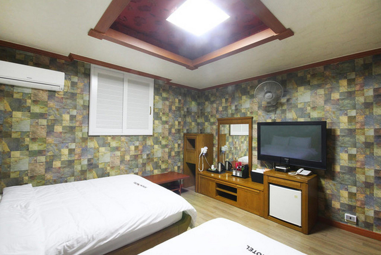 Bedroom 2, Tongyeong Seven, Tongyeong