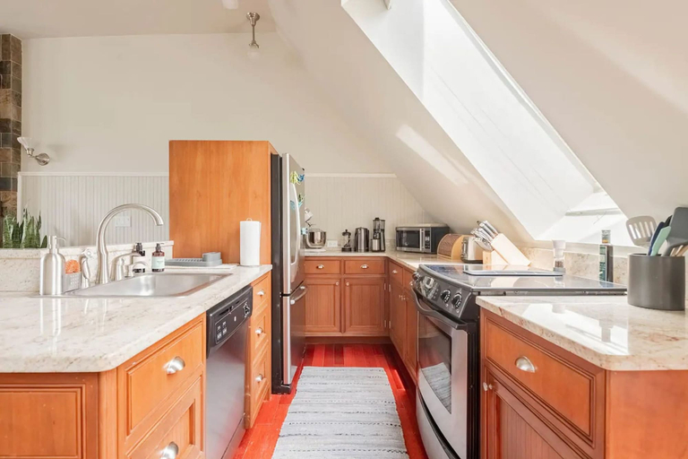 Room 4, Lofty Bright Greenwich Getaway w Private Rooftop, New York
