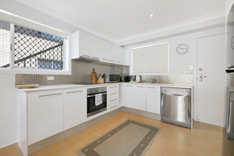 Private kitchen 2, Ground Floor 2-bed Mermaid Beach Pad With Parking, Gold Coast