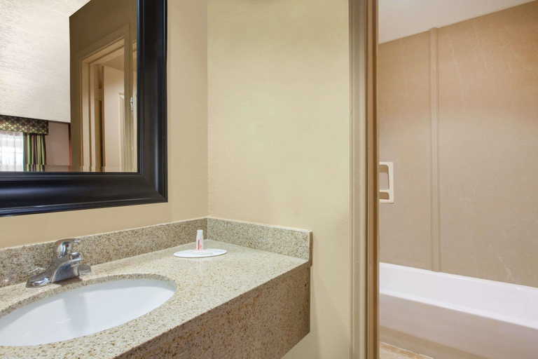 Bathroom 4, Days Inn by Wyndham Centerville, Leon