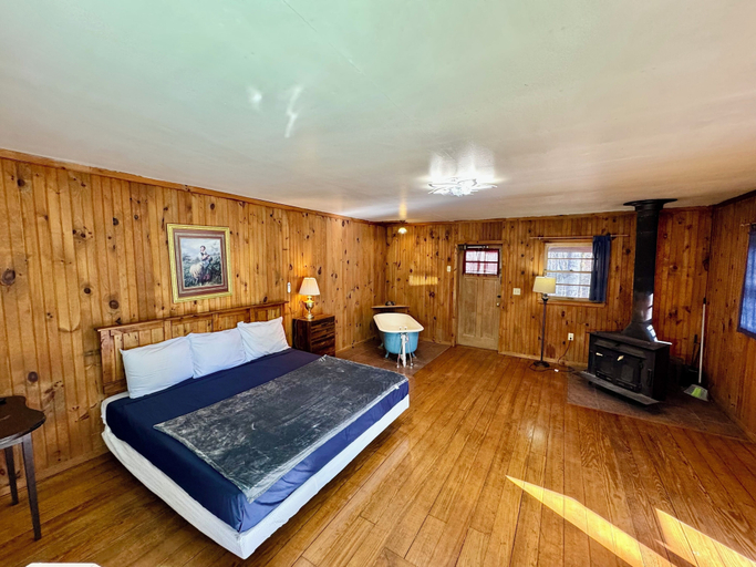 Room 5, Parkview Lodge & Cabins, Avery
